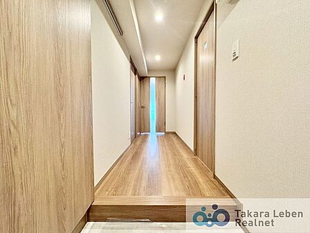 ナチュラルカラーの室内廊下、明るく開放感のある空間を演出します。