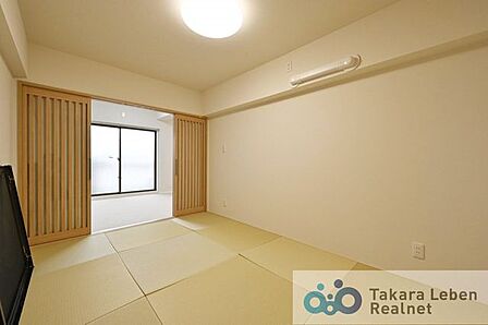 約5.0帖の和室。畳敷きの和室は、小さなお子様の遊び場としても使いやすい一室です。多用途に活用できます。