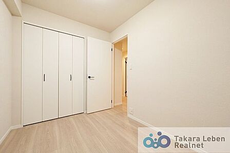 約4.5帖の洋室。クローゼットを備えた洋室は、子ども部屋にぴったり。成長に合わせて使い方を変えられる、シンプルな一室です。