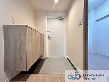 訪れる方を優しくお出迎えする落ち着いた玄関。毎日の外出や帰宅の際にも気持ちを落ち着かせてくれる空間になりそう。