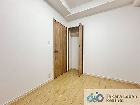 明るさと使いやすさを兼ね備えた洋室。居室としてはもちろん、収納やワークスペースとしても活躍します。