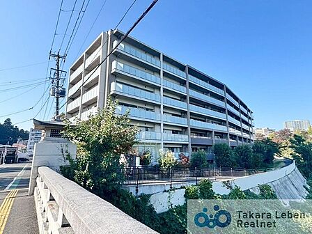 地下鉄東西線「大町西公園」駅徒歩15分の立地です。周辺には薬局やスーパーが徒歩圏内にありお買い物にも便利です。