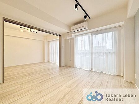 大きな掃き出し窓から採光が隅々まで行き渡る明るい空間です。