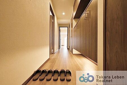 ナチュラルカラーの室内廊下、明るく開放感のある空間を演出します。