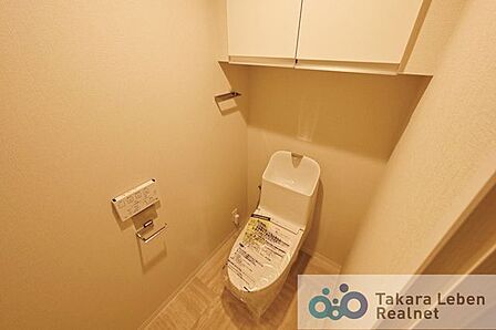 壁面に収納棚が設置されているので、備品の収納もできますね!