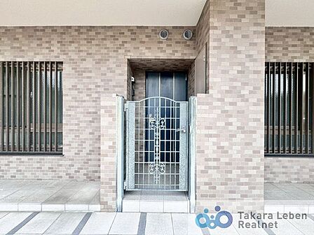 門扉付きの玄関ポーチで戸建てのようにお過ごしいただけます♪