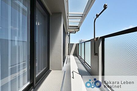 バルコニーには物干し金物を装備。リビング・ダイニングに面している為、空間の広がりを感じさせてくれるスペースとなっております。