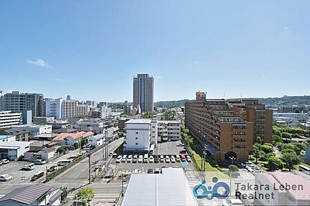 遮るものがなく見渡しの良い眺望です。室内にも爽やかな風と心地の良い日差しが差し込みます。