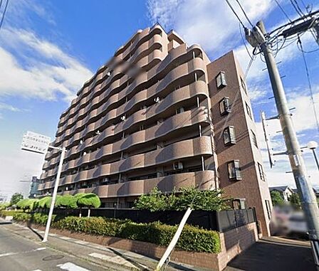 周囲の景観と美しく溶け合いながら、凛とした表情を見せる外観デザイン。落ち着きと品格を兼ね備え、日常を心地よく迎え入れてくれる住まいです。