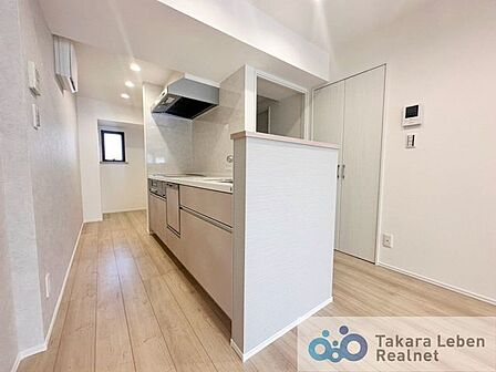 ビルトイン食器洗浄機の為場所を取らず忙しい朝も快適になります。また、収納はスライド式の為、奥にしまい込んだ調理器具等の取り出しもスムーズに行えるため、調理がはかどりますね
