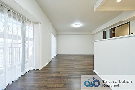 広々とした室内は大きな掃き出し窓からお部屋の隅々まで暖かな採光と、心地の良い通風が得られます。