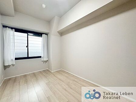 落ち着いた雰囲気の洋室は、子ども部屋としても使いやすく、集中して過ごせる空間を確保できます。