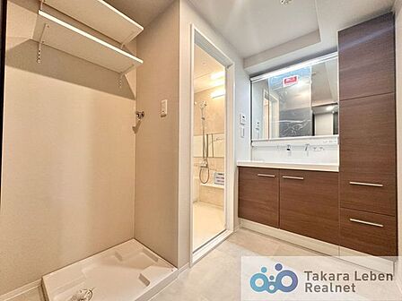 収納力と使いやすさを兼ね備えた洗面脱衣所。生活感が出やすい場所でも、すっきりとした印象を保てます。