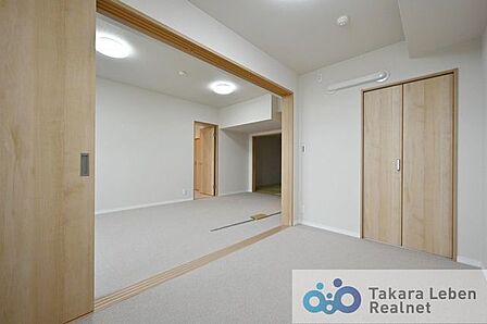 約4.8帖の洋室。独立したお部屋として利用しても良し。引き戸を開け放してリビング空間の延長として利用しても良いですね。