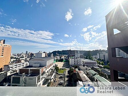 住戸からの眺望。窓の外に広がる大きく開けた眺望は、日々の暮らしの中に喜びを感じさせてくれ、心まで開放的にしてくれそうです。