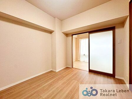 洋室約4.8帖。お子さまのお部屋や、集中して作業をする際のお部屋など、様々な用途での使用が期待できます。