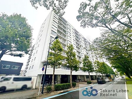 地下鉄東西線「卸町」駅まで徒歩10分のマンション。スーパー、コンビニ、薬局が徒歩圏内に揃う利便性良好な立地。ペット飼育可(細則有)