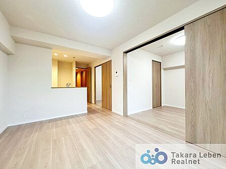 シンプルで使い勝手の良いリビングスペース。ナチュラルな雰囲気がどんなインテリアにも調和し、自分らしい住まいづくりを楽しめます。