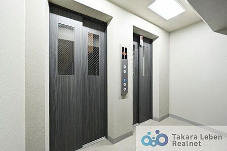 防犯対策となる窓付きエレベーター。2基ある為、通勤時間もストレスなくご利用いただけます。