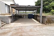 駐車場は武骨でカッコいいルーフ付きです♪