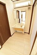 洗面所は広々と利用いただけます♪三面鏡は使い勝手が良いですね。