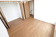 2F  4.5帖洋室です。収納・クローゼットがついており収納豊富です♪ベランダに通じております。