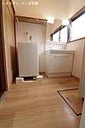 洗面所は広く清潔感があります。洗面台は三面鏡のため使い勝手が良いです♪