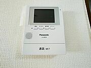 TVモニター付インターホン　来訪者を鮮明な画像で確認できるTVモニター付インターホン。夜間や天候の悪い日もしっかりとチェック。特に奥様やお子様だけでの在宅が多いご家族は必需品です。録画機能付きなら後か