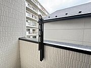 風の通り道。舞い込んでくる風が優しく躍り、室内に爽やかな空気を運んでくる。そこに季節の息吹を感じて、いまがどんな季節なのかを実感する。（2025.5.2撮影）