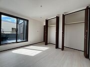 大きな窓からたっぷりと陽光が注がれる明るい空間。一日の疲れを取る主寝室は大型のベッドも配置が可能です。