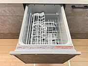 食器洗浄乾燥機　食器の後片付けに便利な食器洗浄乾燥機を標準装備。ビルトインタイプなので見た目もスッキリ、特に共働き世帯のご家族には必須品です。