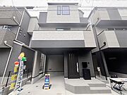 主張し過ぎないシャープなフォルムで佇む邸宅は、完成形の姿を見せてくれます。
