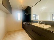 使いやすくスタイリッシュなキッチン空間には、忙しい奥様の視界も広がり、お子様の様子なども見ながら調理できる対面キッチンは開放的な空間を演出させます。