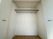 各居室にクローゼットがあり、洋服ダンスなどを置く必要がないのでお部屋を広く使えます。