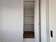 各居室にクローゼットがあり、洋服ダンスなどを置く必要がないのでお部屋を広く使えます。