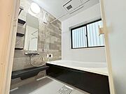 一日の疲れを癒し、快適に過ごして頂くためにゆったりサイズのバスタブを用意しました。
