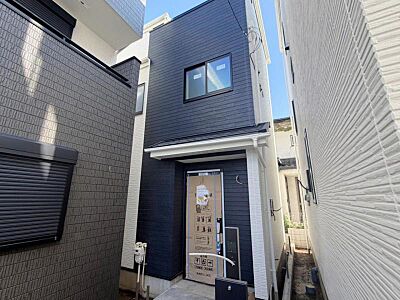 外観:街に溶けこみ美しい景観を生み出すこの邸宅は、採光や風通しまで考え抜いて造りあげました。(2026年8月撮影) 外観:街に溶けこみ美しい景観を生み出すこの邸宅は、採光や風通しまで考え抜いて造りあげました。(2026年8月撮影)