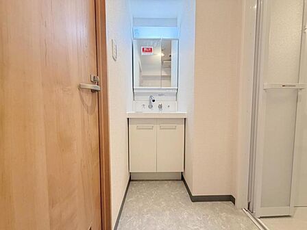 一日の始まりと終わりは洗面化粧台から。清潔感と機能性を備えたパウダールームです。