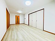 ソファーやダイニングテーブルを置いてもゆとりのある広々リビングです。ご家族みなさんで寛げる空間をぜひ現地で体感してみてください。 