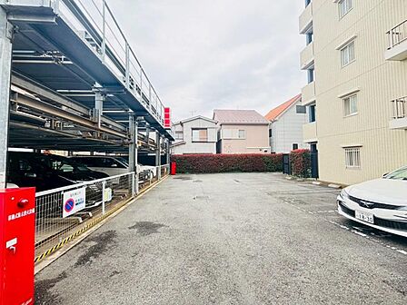 マンションの敷地内に設けられた駐車スペースなので重い荷物の出し入れの負担を最小限に抑えられます。