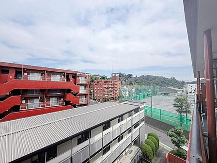 この街ならではの美しい風景と、ここから紡がれる物語が始まります。
