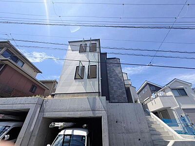 外観:堂々たる趣ながら、主張し過ぎずどこか余裕を感じさせるフォルムで佇む邸宅は、晴天の空と照らし合わせる事で、本来あるべき完成形の姿を見せてくれます。 外観:堂々たる趣ながら、主張し過ぎずどこか余裕を感じさせるフォルムで佇む邸宅は、晴天の空と照らし合わせる事で、本来あるべき完成形の姿を見せてくれます。