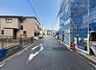 外観：幅員のある道路で、車の出入りもスムーズに行えます。