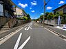 外観：南側前面道路は約8ｍございます。毎日のお車の出し入れもストレスなく行えます。