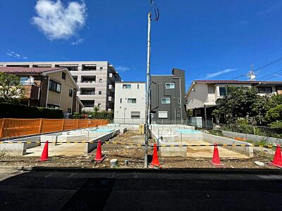 外観:同工務店の完成見本を合わせてご見学頂くことで、完成形の姿をイメージ出来ます。(2026年9月撮影) 外観:同工務店の完成見本を合わせてご見学頂くことで、完成形の姿をイメージ出来ます。(2026年9月撮影)