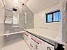 浴室：光に照らし出されたバスルーム。広い浴槽にゆっくりと身を沈め深く瞑想をすれば、また新たな活力が膨らんできます。（2026年10月撮影）