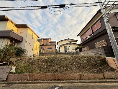 外観:完成前の状態をご覧頂くことで、隣接した環境をしっかりとご確認頂けます。(2026年10月撮影) 外観:完成前の状態をご覧頂くことで、隣接した環境をしっかりとご確認頂けます。(2026年10月撮影)