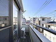 青いキャンパスに描かれた未来。この街に移り住み、この街で過ごす私たちの未来は、きっとこの雲のようにいろいろな形の幸せへと変わり、溢れるほど運んで来てくれることでしょう。