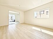 1号棟  大きな窓から光が入り明るい空間でお寛ぎいただけます