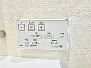 ■温水洗浄で快適、清潔感が保たれるシャワートイレ